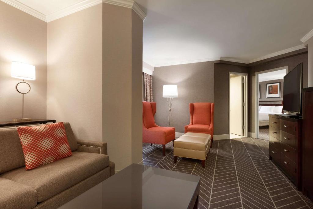 King Suite – Non-Smoking