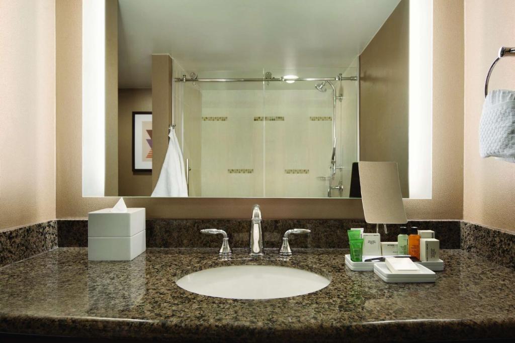 King Suite – Non-Smoking