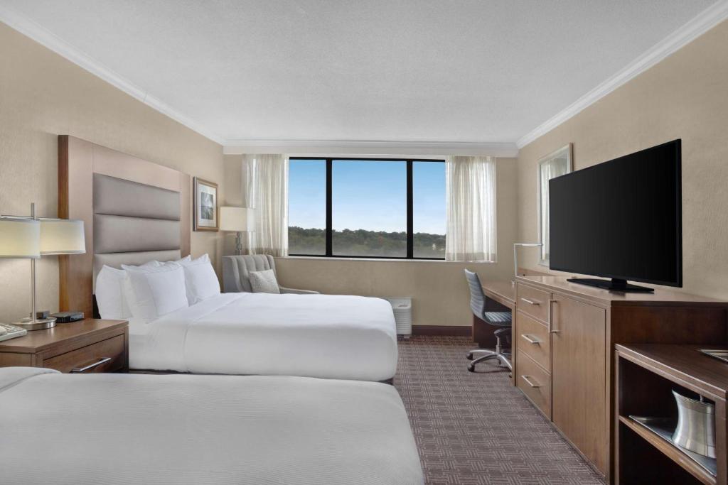 Queen Room with Two Queen Beds – Hearing Accessible