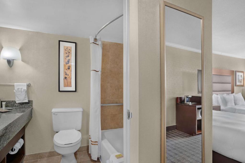 Queen Room with Two Queen Beds – Hearing Accessible