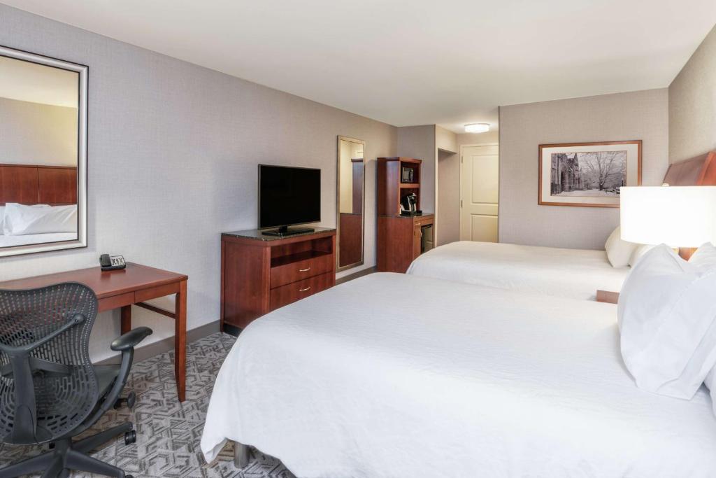 Queen Room with Two Queen Beds – Evolution Room