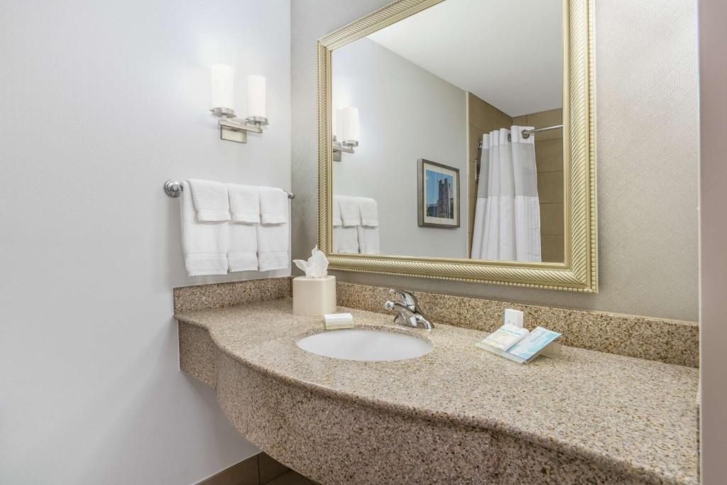 Queen Room with Two Queen Beds – Evolution Room