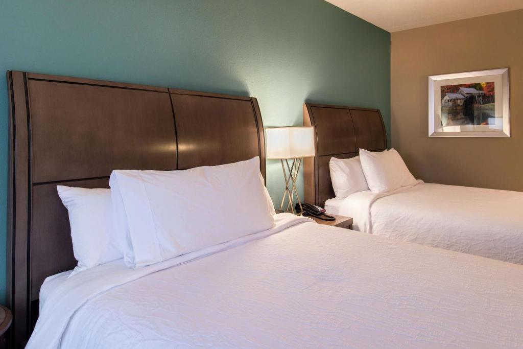 Queen Room with Two Queen Beds – Hearing Accessible