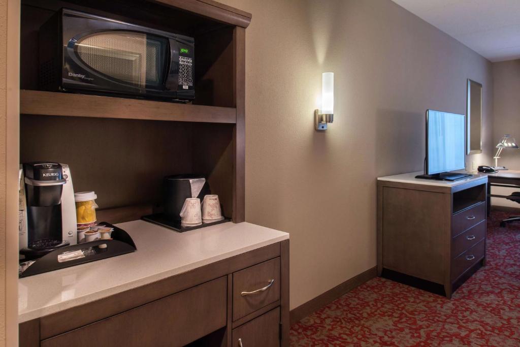 Queen Room with Two Queen Beds – Hearing Accessible