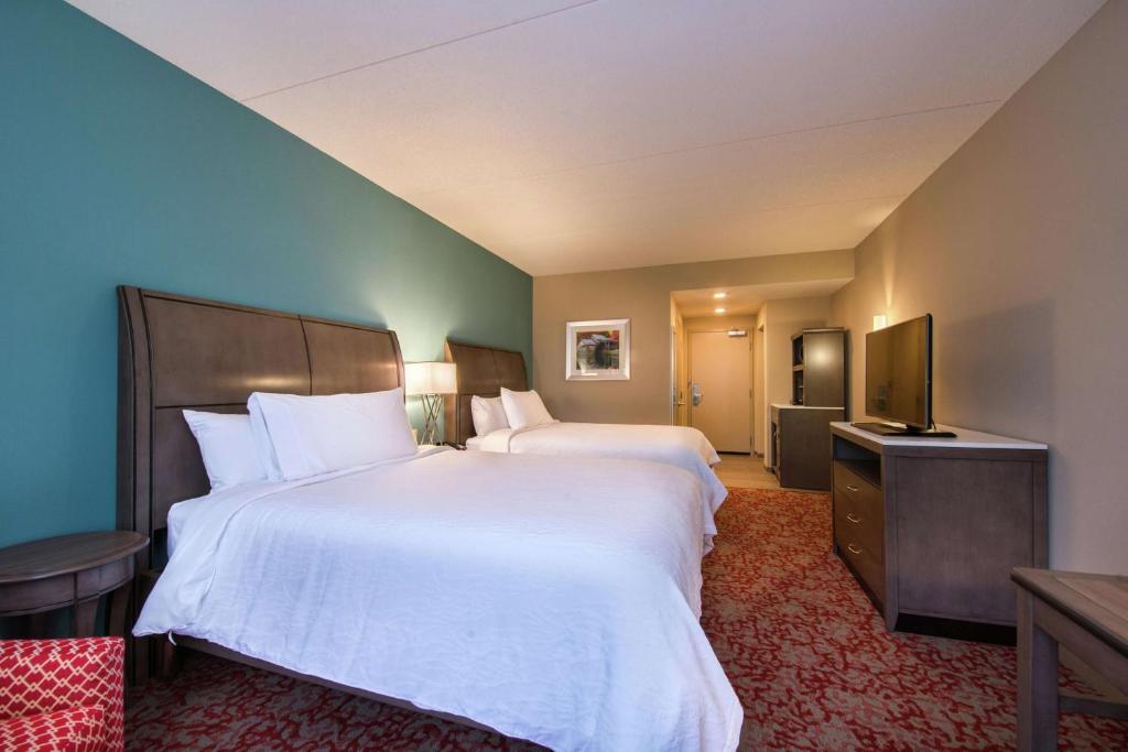 Queen Room with Two Queen Beds – Hearing Accessible