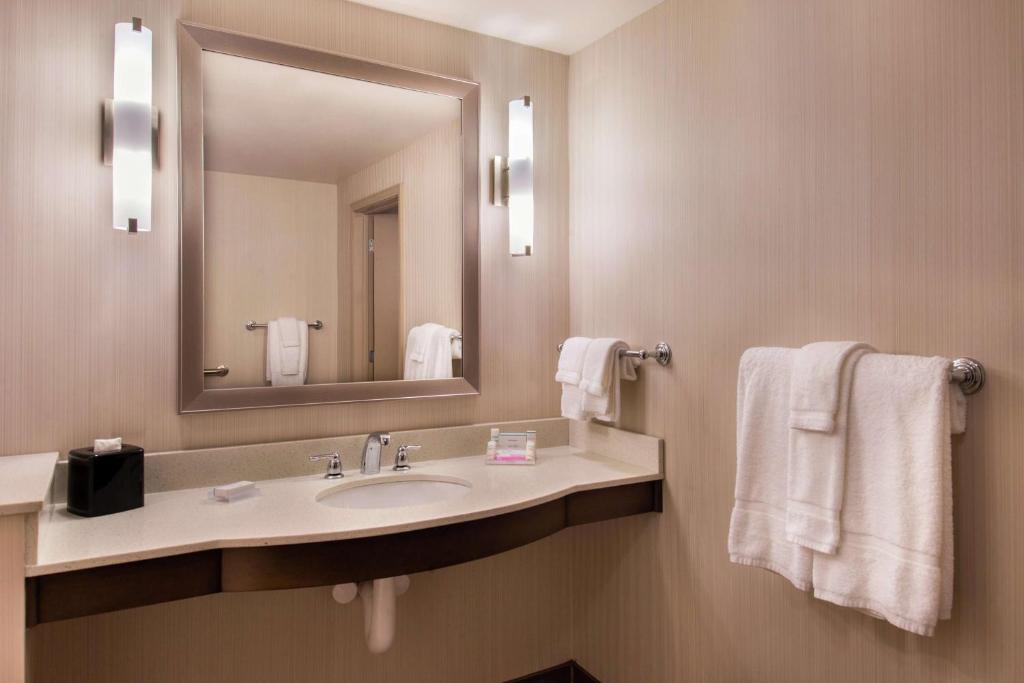 Queen Room with Two Queen Beds – Hearing Accessible