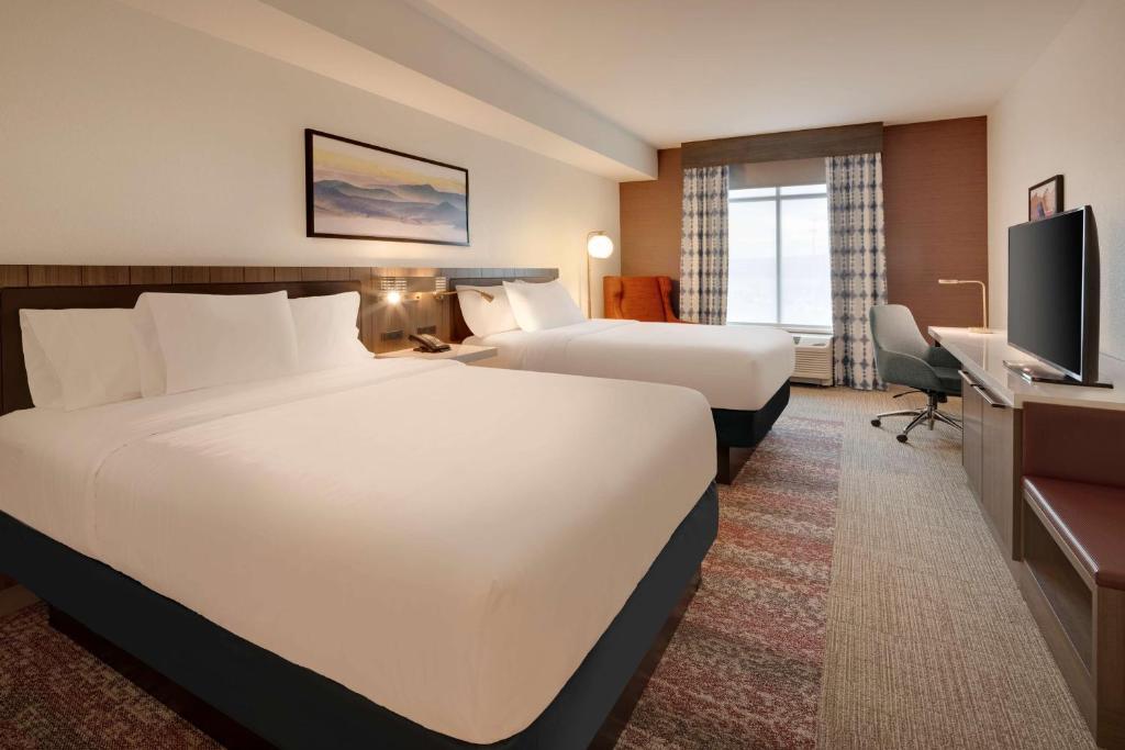 Queen Room with Two Queen Beds – Hearing Accessible