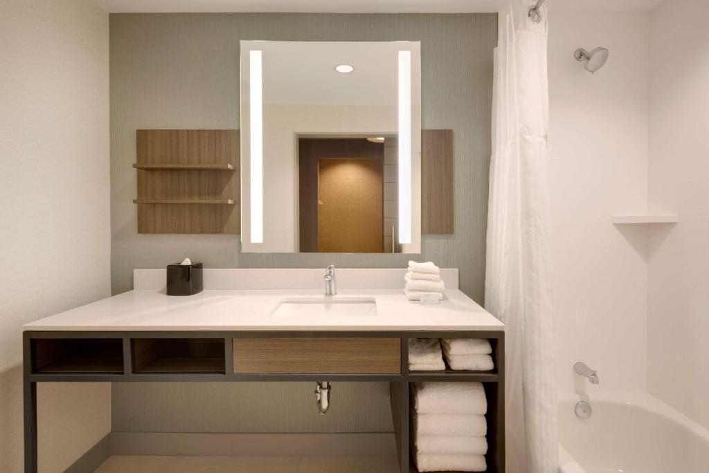 Queen Room with Two Queen Beds – Hearing Accessible