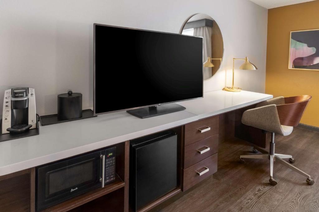 Queen Room with Two Queen Beds – Non-Smoking