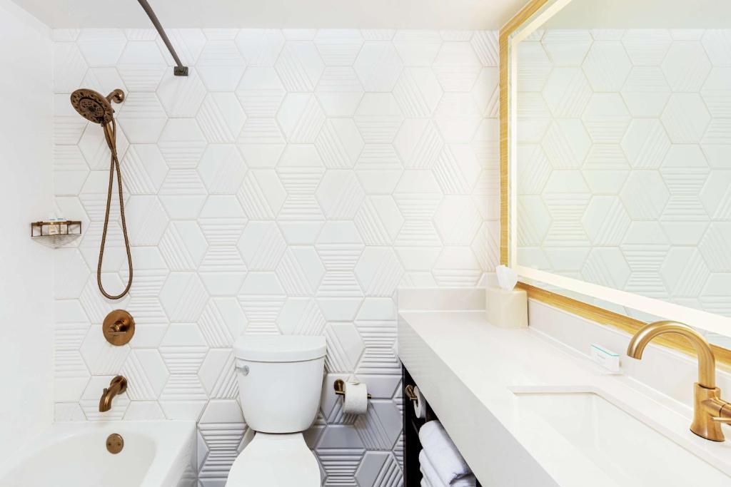 Queen Room with Two Queen Beds – Non-Smoking