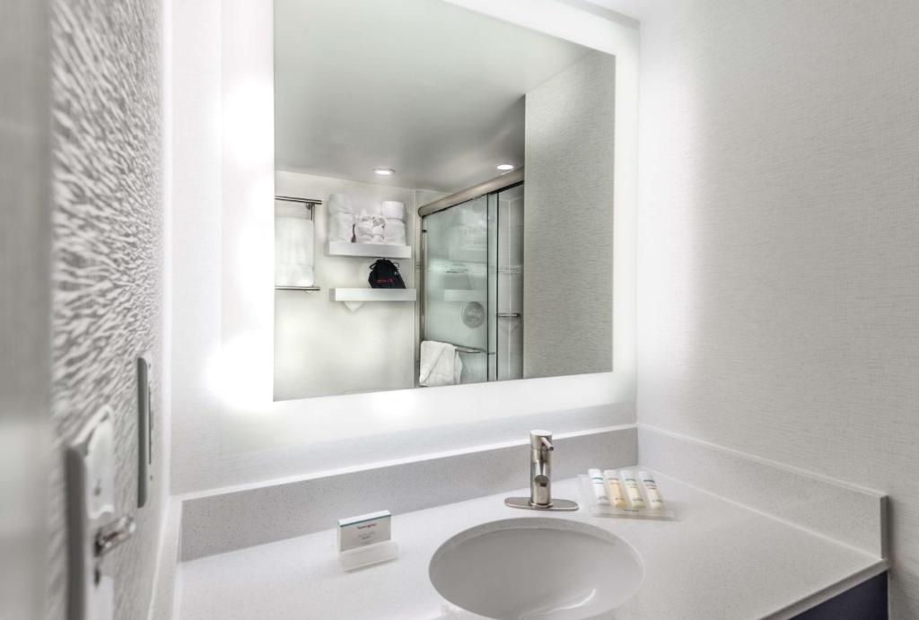 Queen Room with Bath Tub – MobilityHearing Accessible