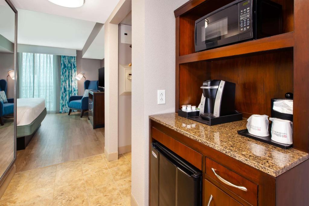 One-Bedroom King Suite – Oceanfront