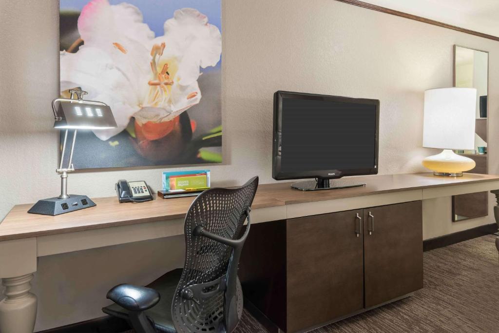 Queen Room with Two Queen Beds and Bath Tub – DisabilityHearing Accessible