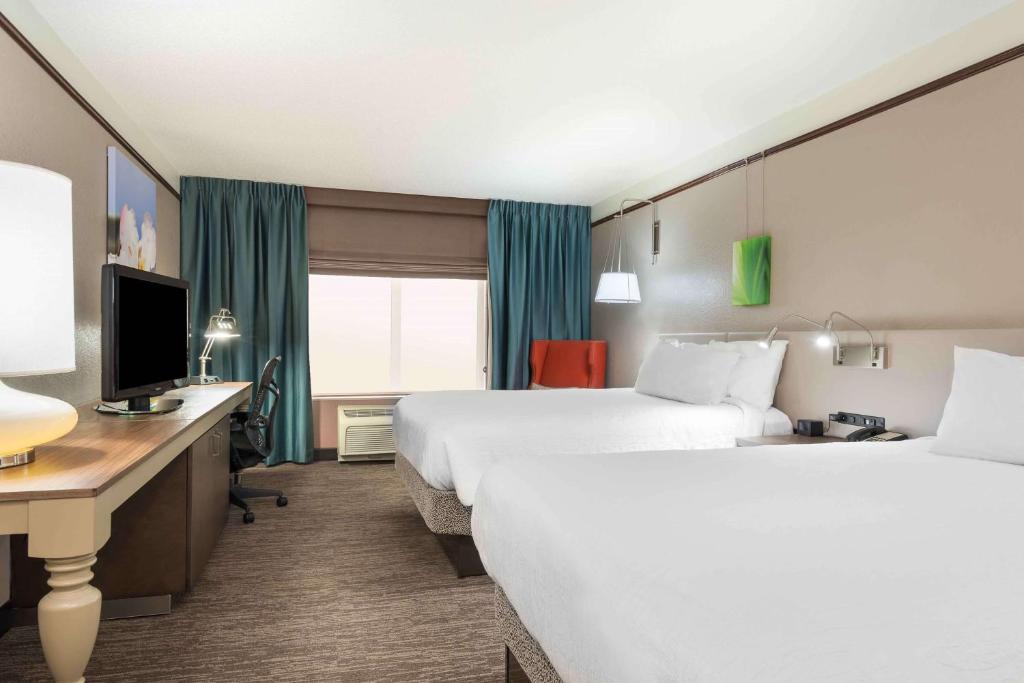 Queen Room with Two Queen Beds and Bath Tub – DisabilityHearing Accessible