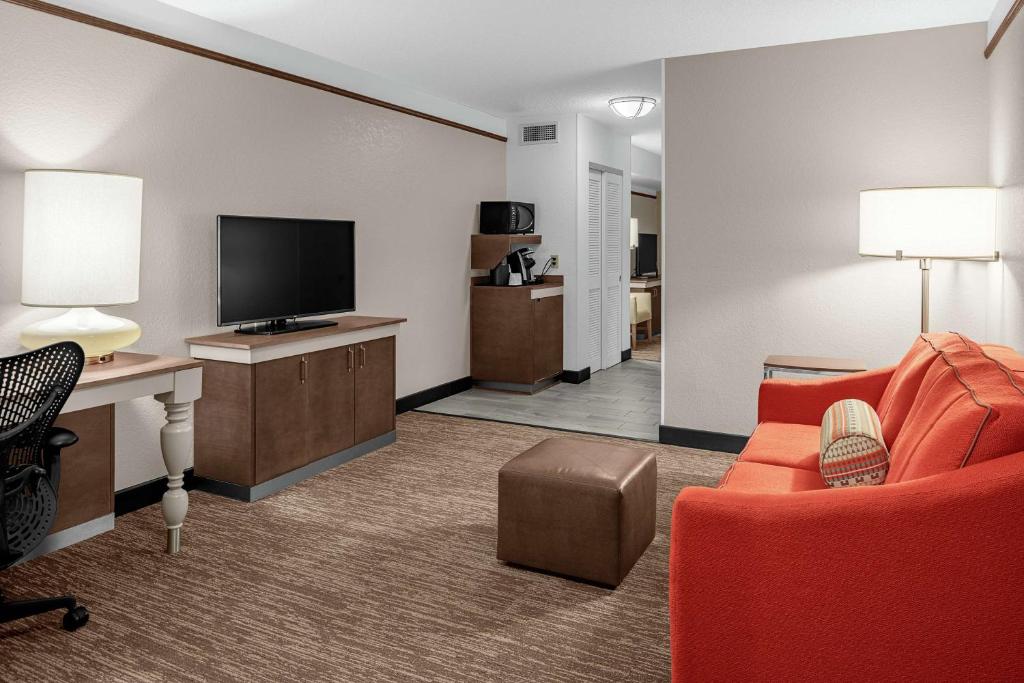 Queen Suite with Two Queen Beds – Non-Smoking