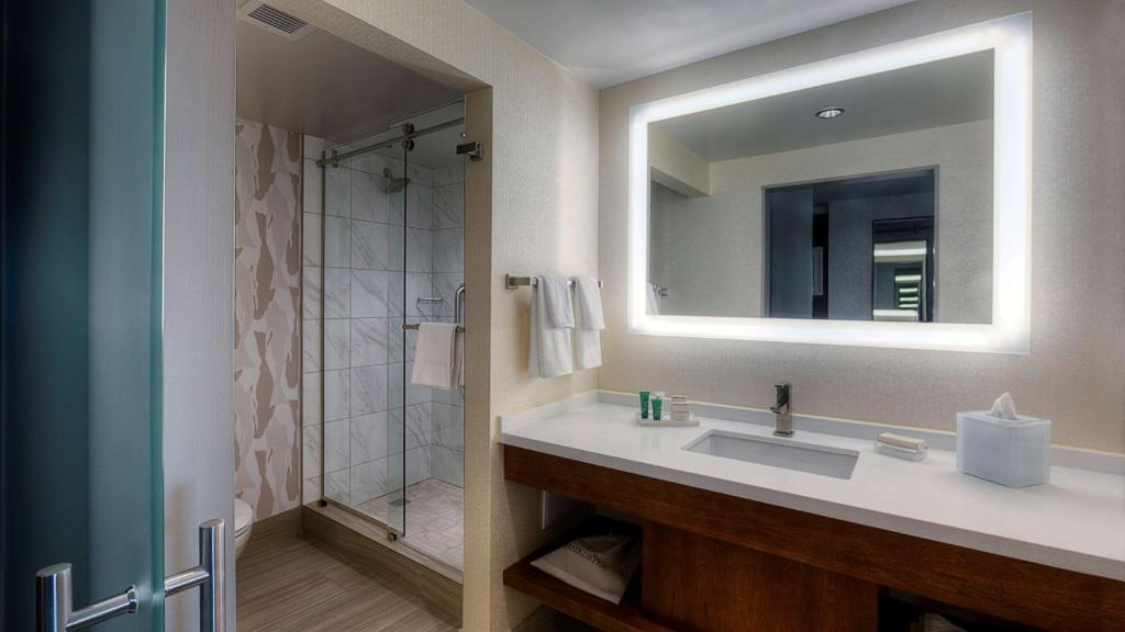 Deluxe Corner King Room with River View