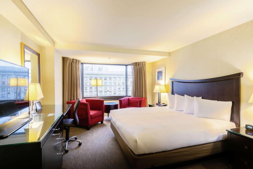 Deluxe View – One King Bed MobilityHearing Accessible Tub