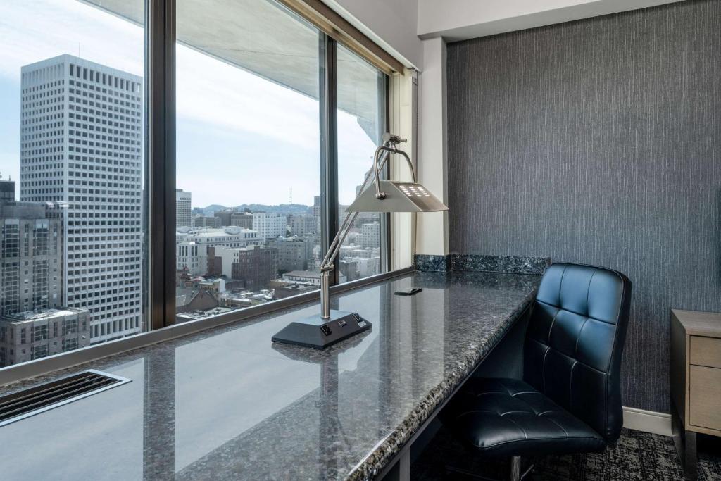 Deluxe King Room with City View