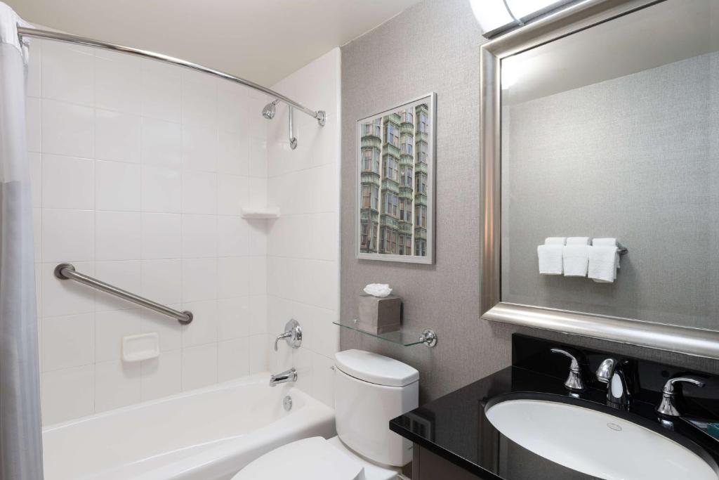 Deluxe King Room with City View