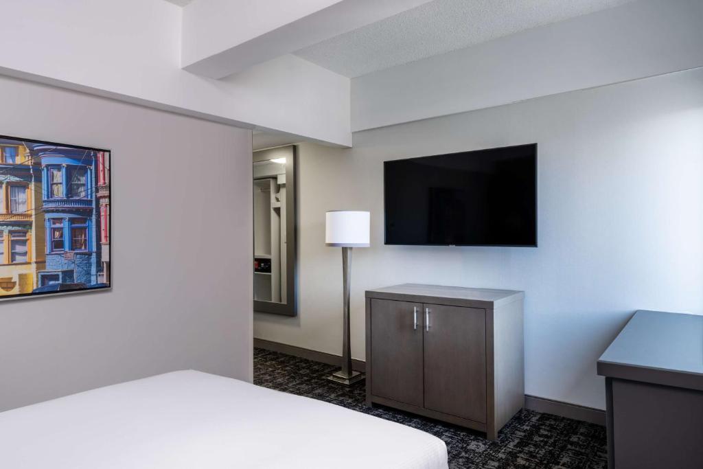 Deluxe Room with Two Double Beds and Bay View