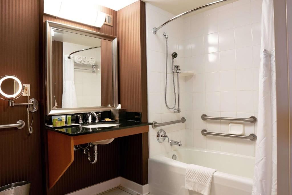 Queen Room with Bath Tub – Disability Access