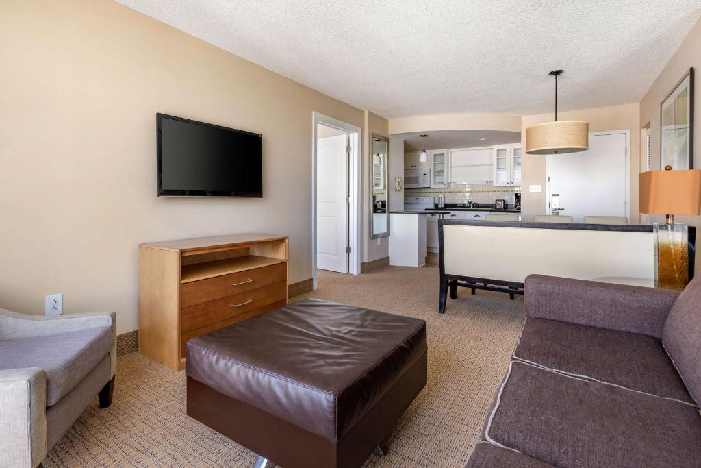 One-Bedroom Queen Suite with City View