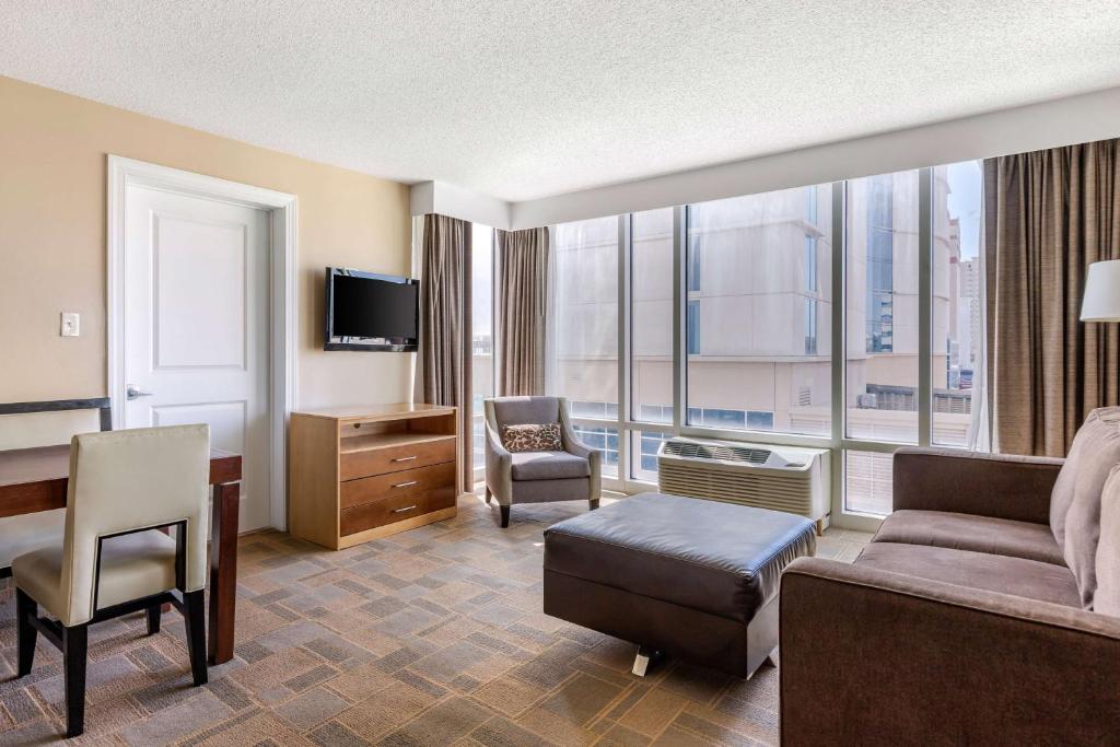 One-Bedroom Queen Suite with City View