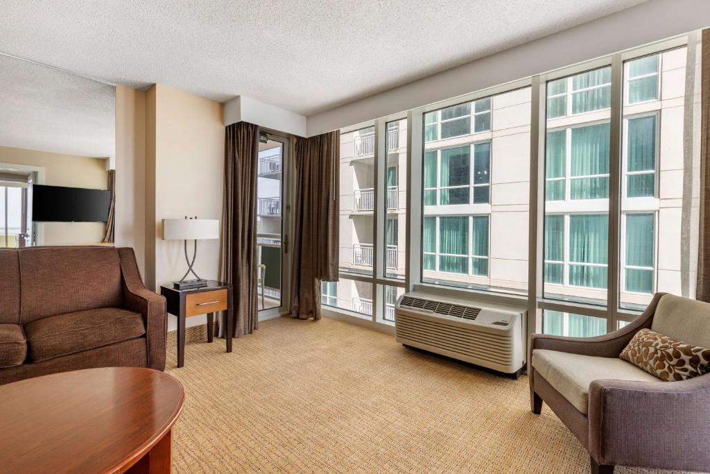 One-Bedroom Queen Suite with City View