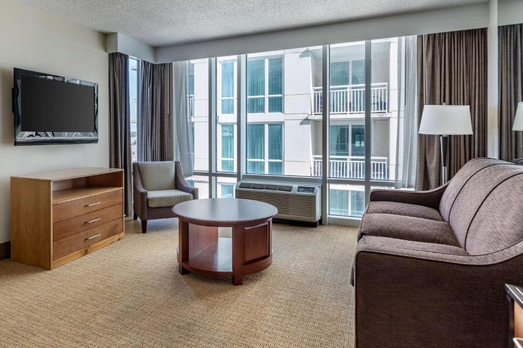 One-Bedroom Queen Suite with Kitchen and City View