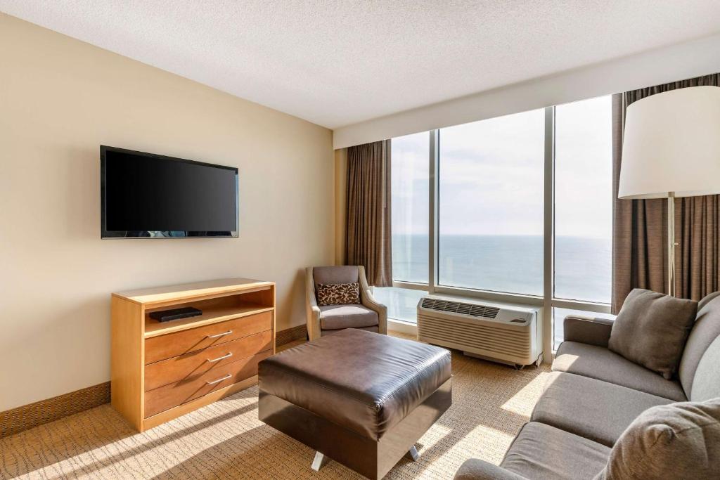 One-Bedroom Queen Suite with Sofa Bed – Ocean Front