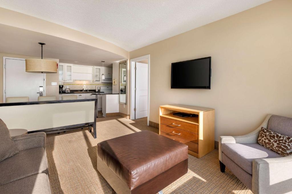 One-Bedroom Queen Suite with Sofa Bed – Ocean Front