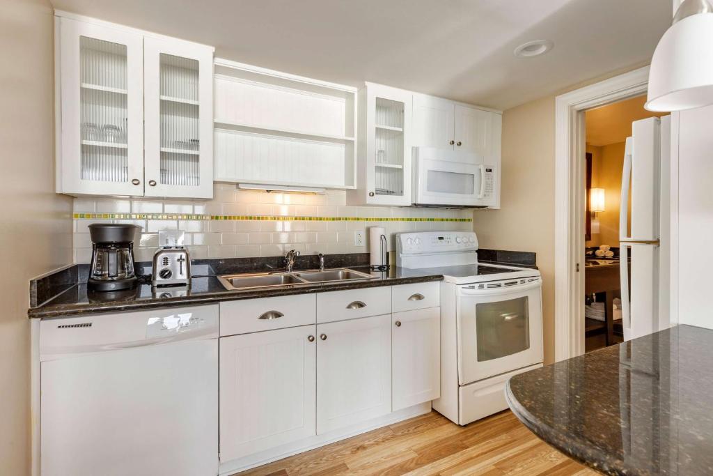 One-Bedroom Suite with Sofa Bed – Ocean Front