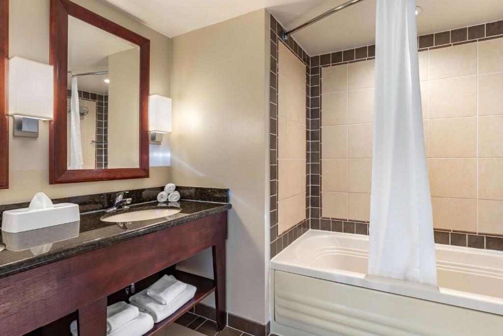 One-Bedroom Suite with Sofa Bed – Ocean Front