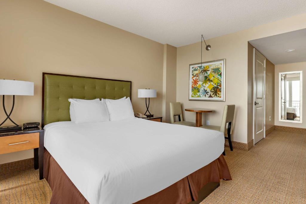 Queen Studio with Ocean Front