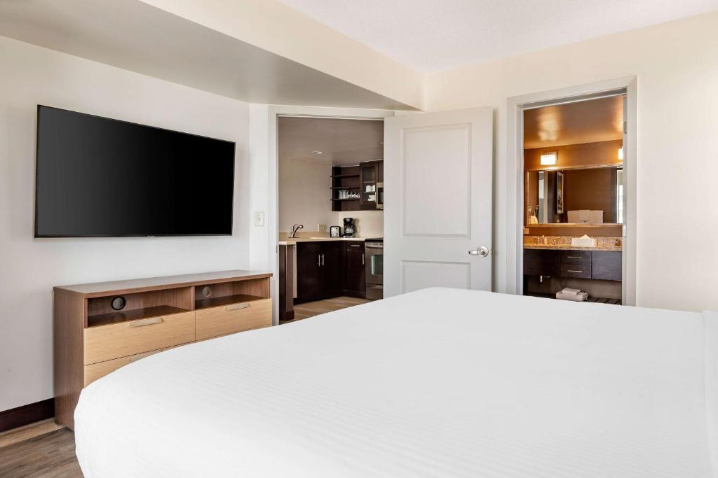 One-Bedroom King Room with Partial Ocean View – Hearing Access