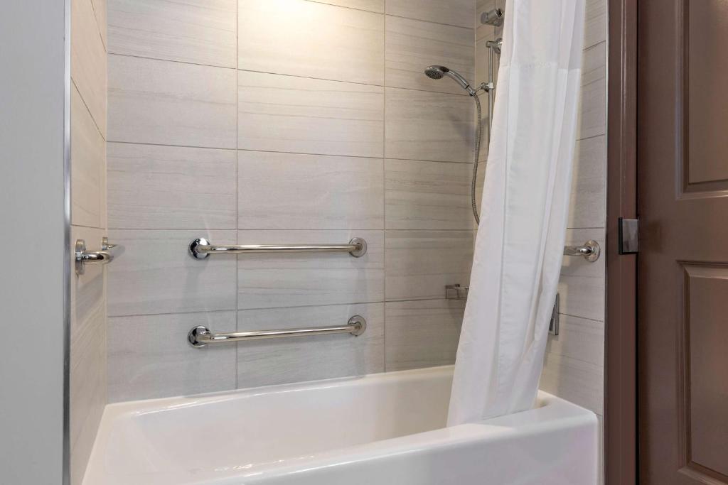 One-Bedroom King Room with Partial Ocean View – Hearing Access