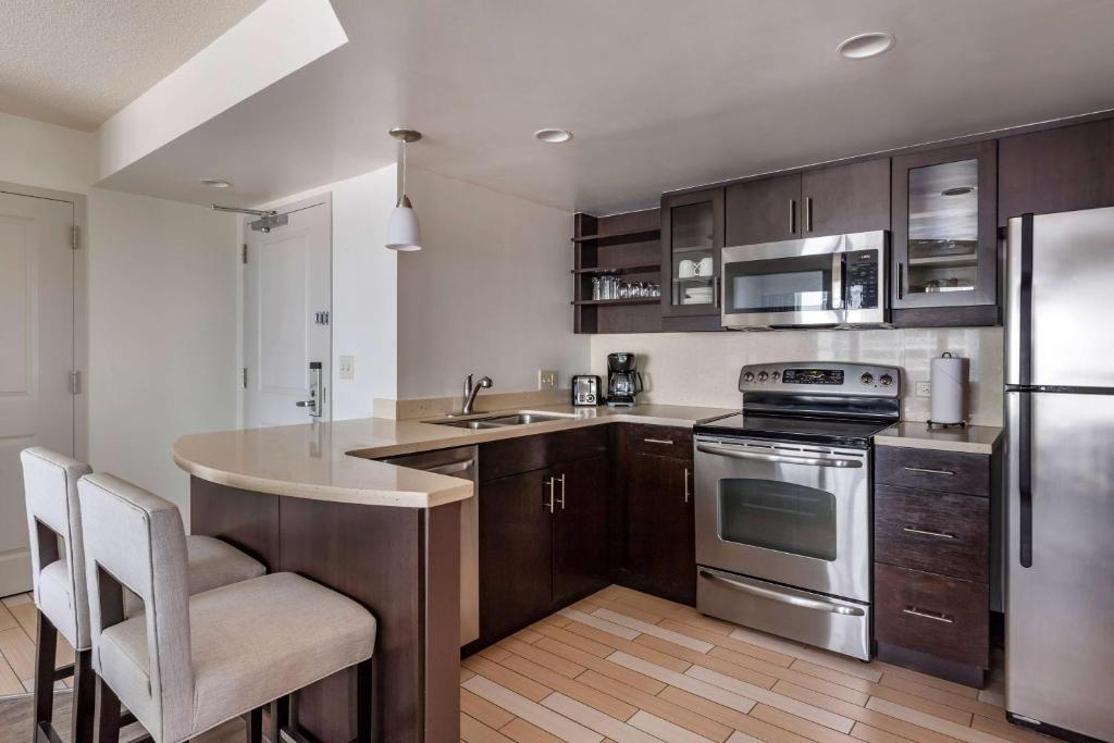 One-Bedroom King Suite with Partial Ocean View