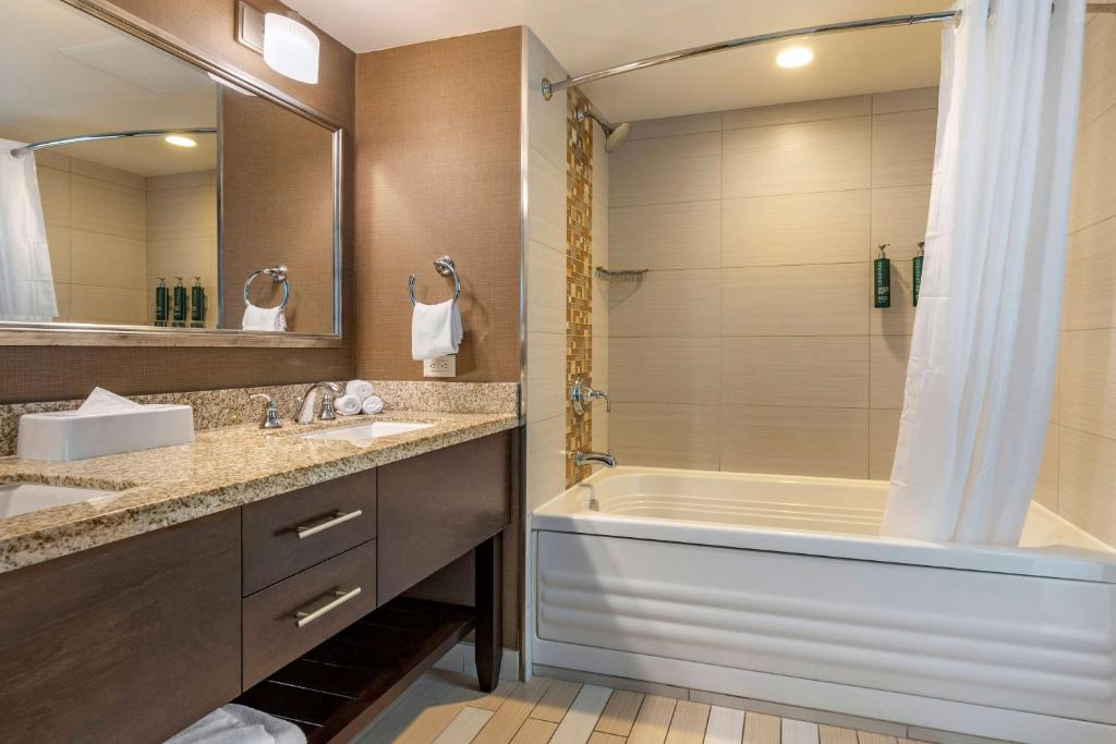 One-Bedroom King Suite with Partial Ocean View