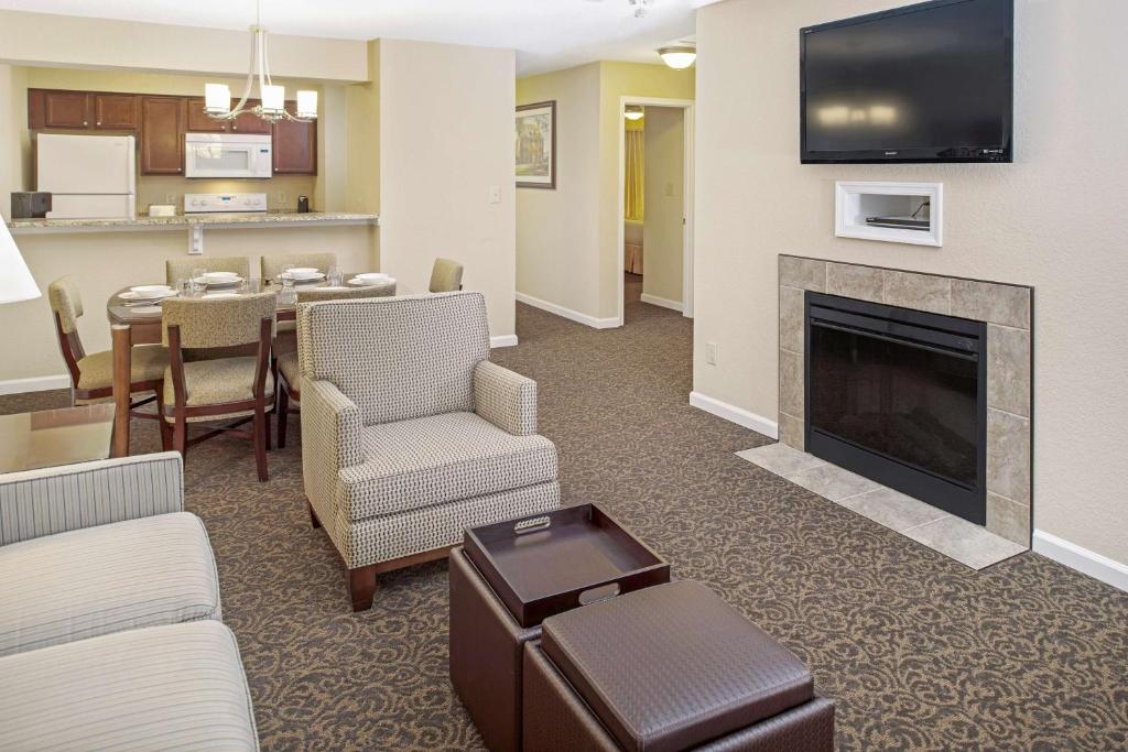 Three Bedroom Three Story Suite with Sofabed