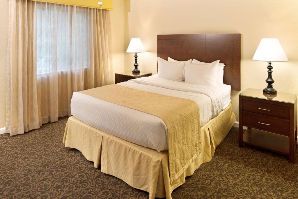 Three Bedroom Three Story Suite with Sofabed