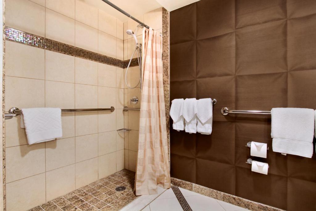 Double Room with Two Double Beds with Roll-In Shower – Disability Access