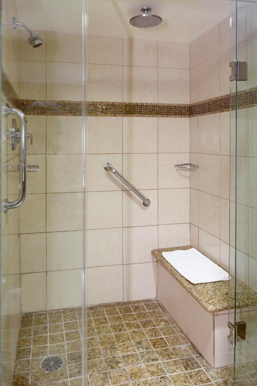 Double Room with Two Double Beds with Roll-In Shower – Disability Access