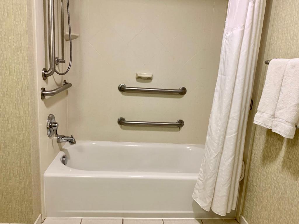 King Room – Disability Access with Tub – Non-Smoking