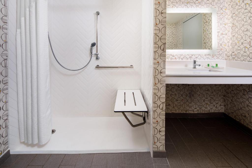 Queen Room with Accessible Roll-in Shower – Non-smoking