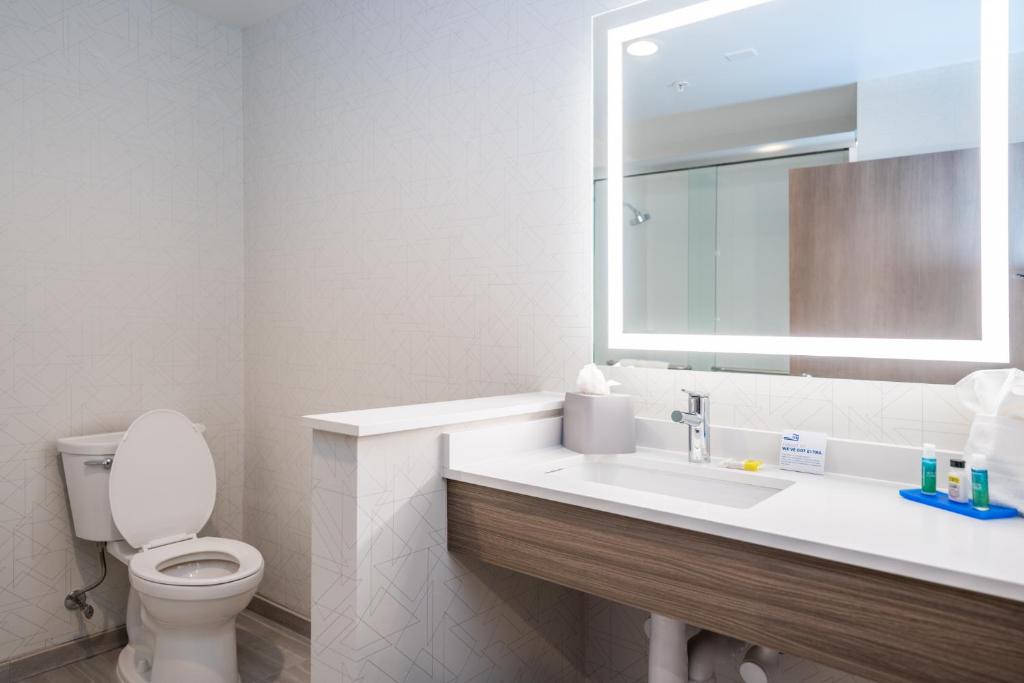 Premium Corner King Room – Non-Smoking