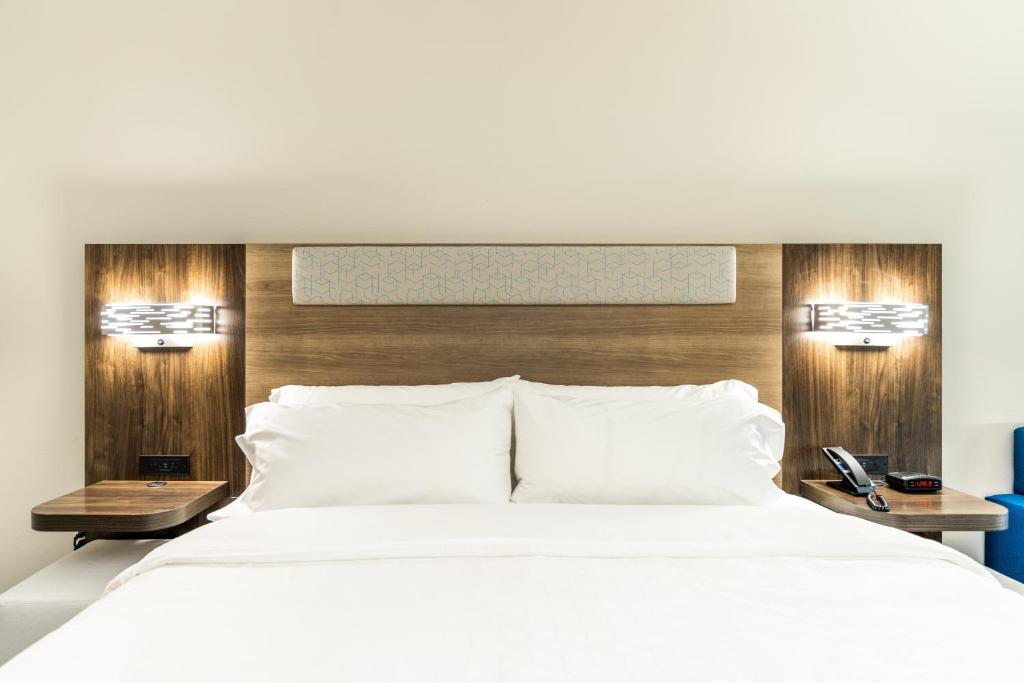 Premium Corner King Room – Non-Smoking