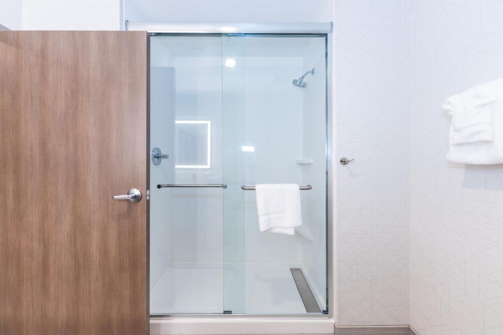 Premium Corner King Room – Non-Smoking