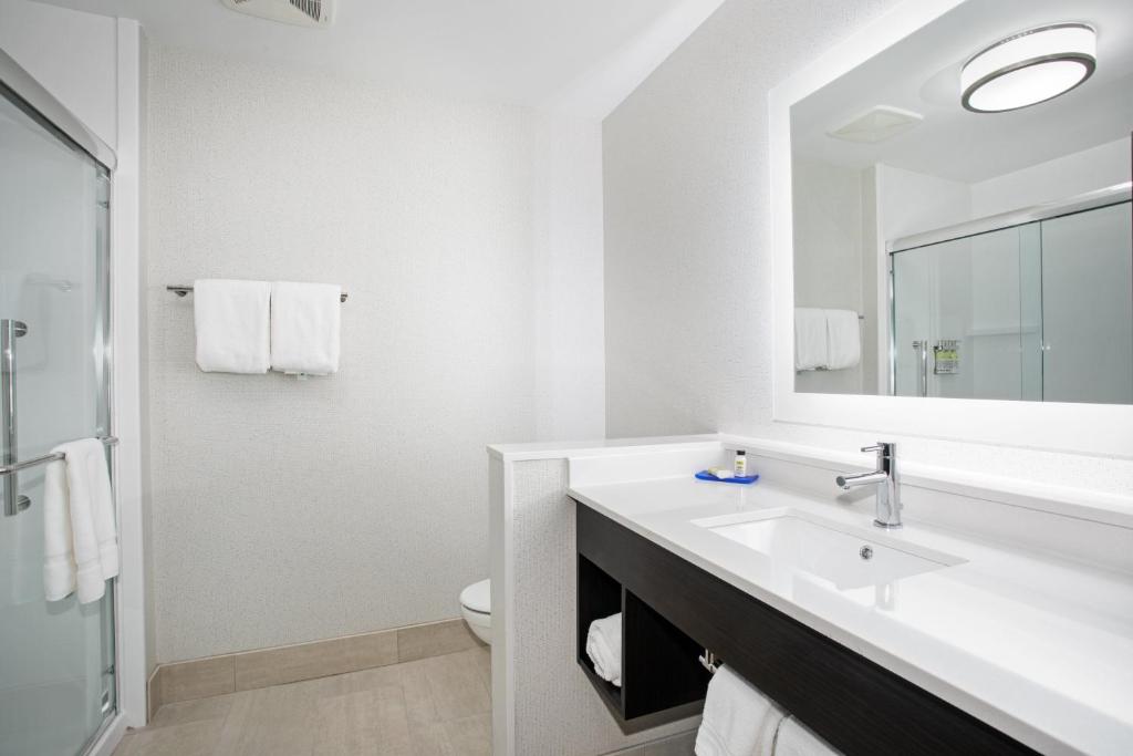 King Suite – Non-Smoking