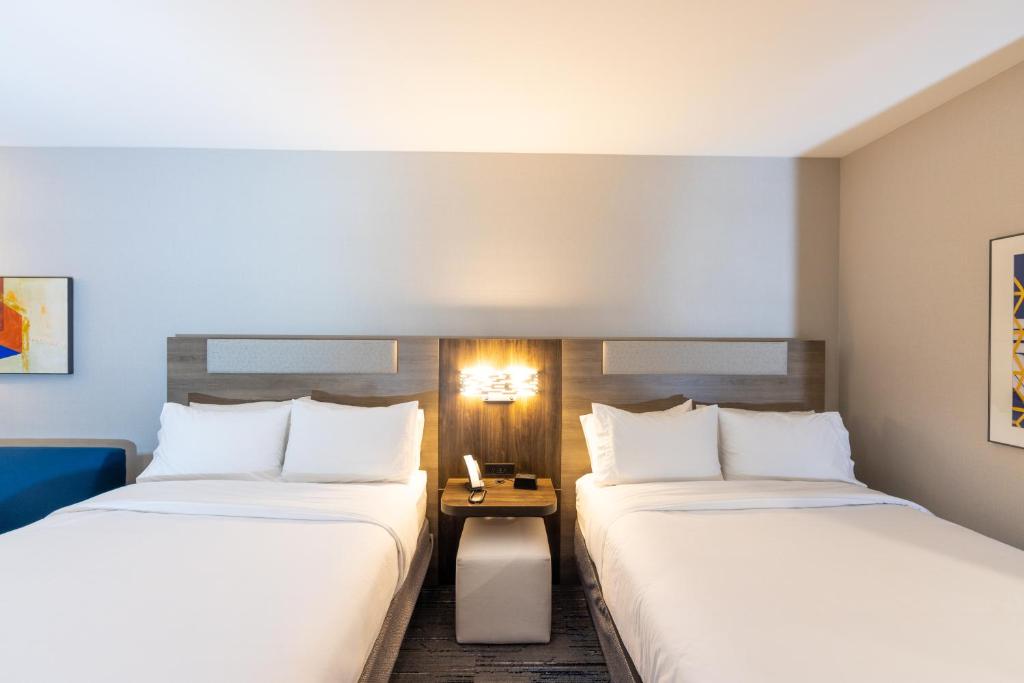 Queen Suite with Two Queen Beds – Non-Smoking