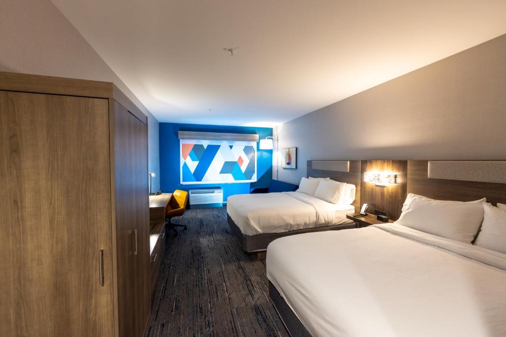 Queen Suite with Two Queen Beds – Non-Smoking